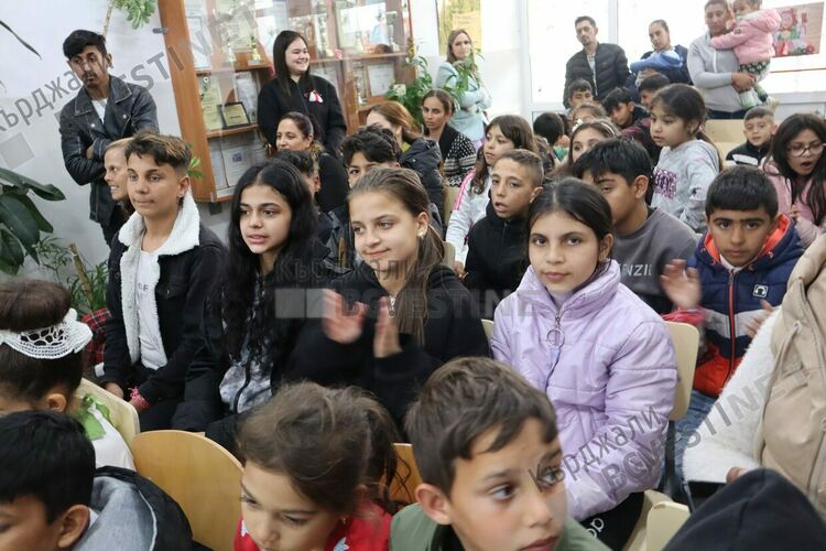   Баба Марта гостува на кв.”Боровец;” в Кърджали, поканиха я децата от училище „П.Яворов”