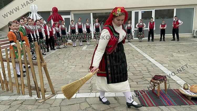 Ансамбъл „Южняче“ показа първомартенските традиции
