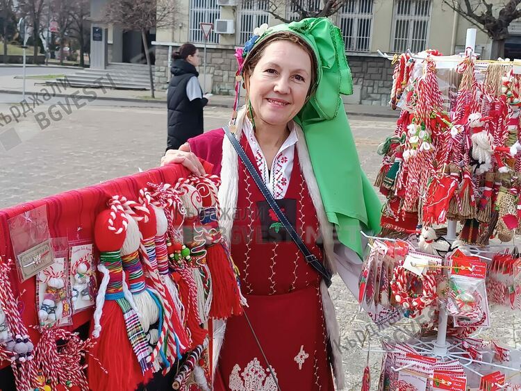 Баба Марта дойде, инфлацията удари мартениците, цените двойни