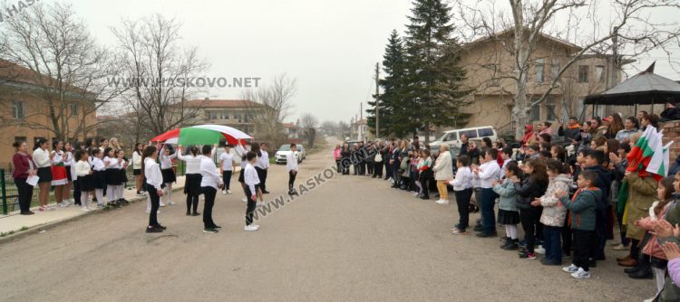 На 18-метра се вее трибагреникът в центъра на с.Конуш в навечерието на националния празник