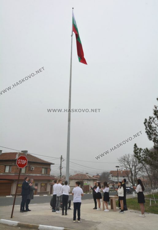 На 18-метра се вее трибагреникът в центъра на с.Конуш в навечерието на националния празник