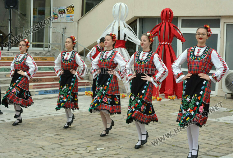 Ансамбъл „Южняче“ показа първомартенските традиции
