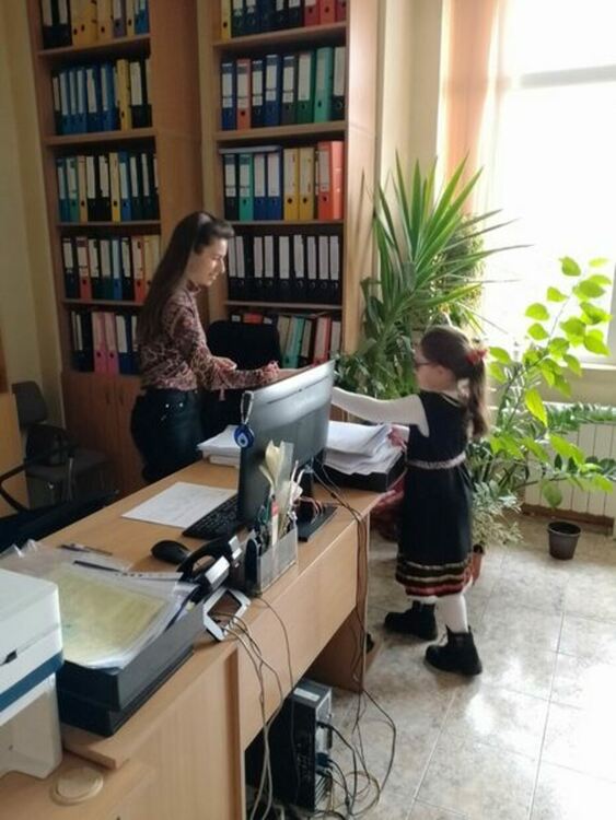 Малка самодейка усмихна жителите на град Радомир с мартенски поздрав за здраве и късмет