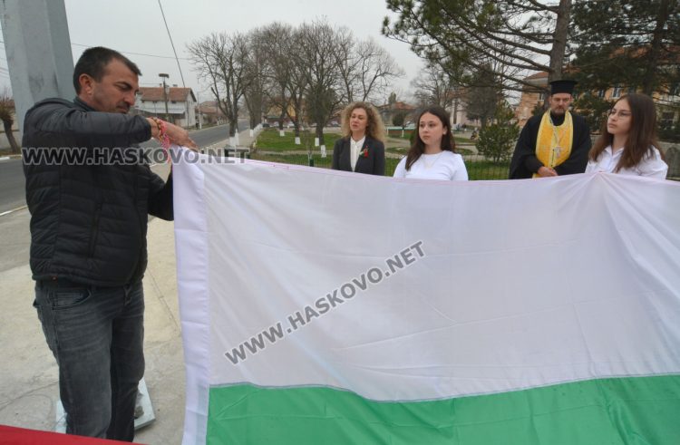 На 18-метра се вее трибагреникът в центъра на с.Конуш в навечерието на националния празник