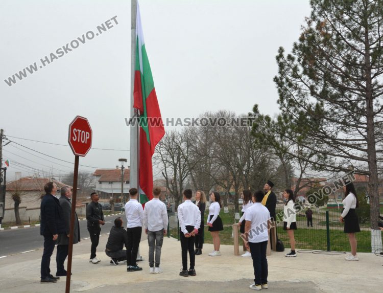 На 18-метра се вее трибагреникът в центъра на с.Конуш в навечерието на националния празник
