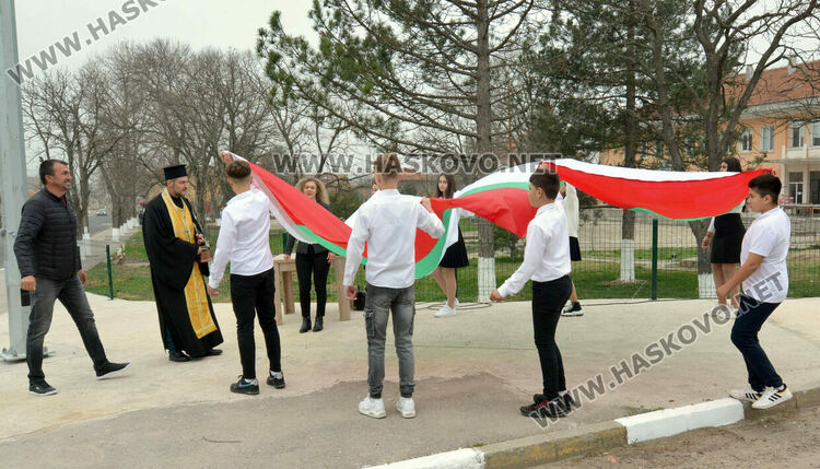 На 18-метра се вее трибагреникът в центъра на с.Конуш в навечерието на националния празник