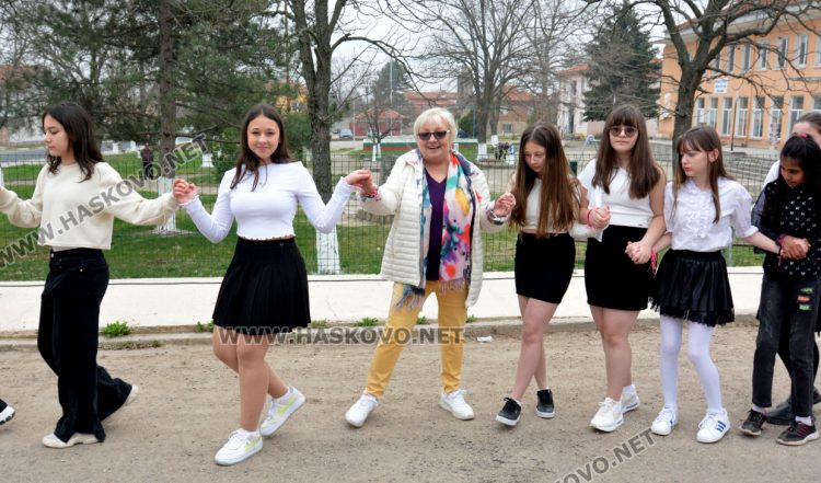 На 18-метра се вее трибагреникът в центъра на с.Конуш в навечерието на националния празник