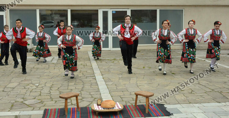 Ансамбъл „Южняче“ показа първомартенските традиции