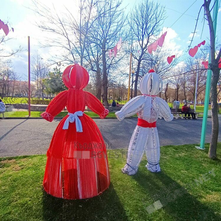 Пижо и Пенда отново са поставени в парка на Момчилград.