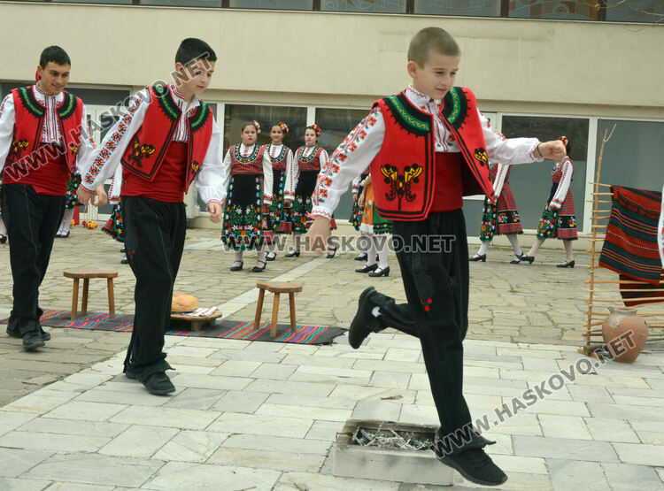 Ансамбъл „Южняче“ показа първомартенските традиции