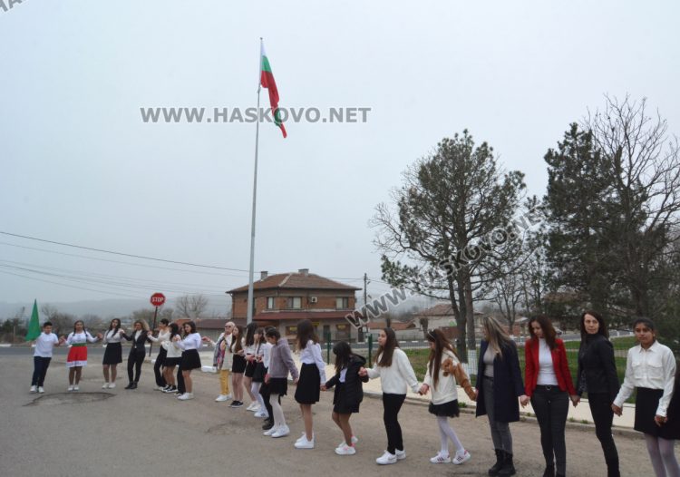На 18-метра се вее трибагреникът в центъра на с.Конуш в навечерието на националния празник