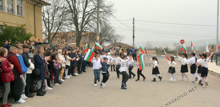 На 18-метра се вее трибагреникът в центъра на с.Конуш в навечерието на националния празник