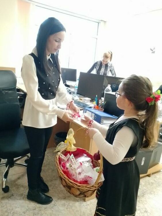 Малка самодейка усмихна жителите на град Радомир с мартенски поздрав за здраве и късмет