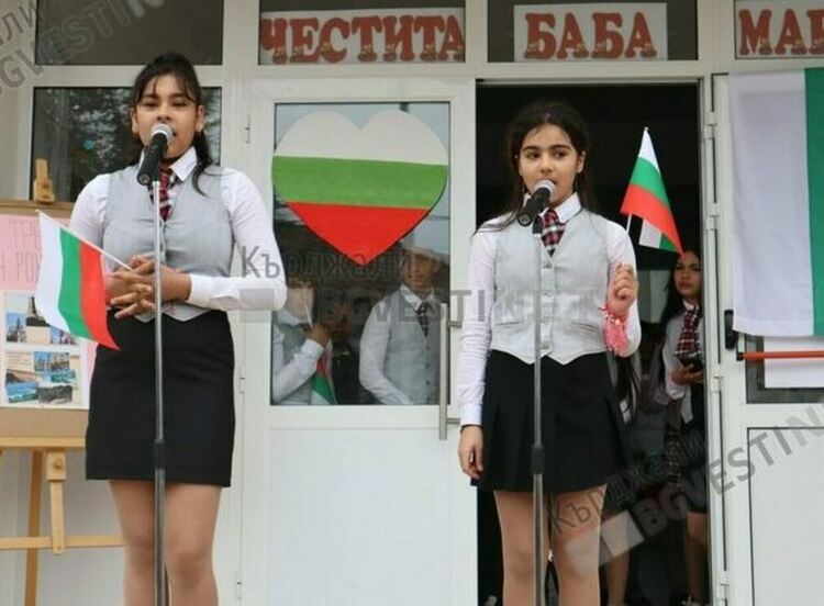   Баба Марта гостува на кв.”Боровец;” в Кърджали, поканиха я децата от училище „П.Яворов”