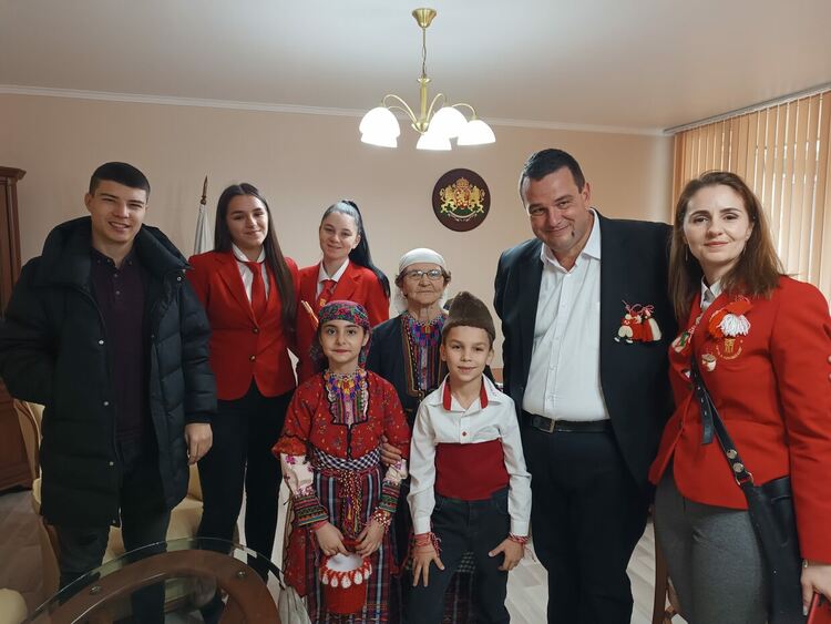 Деца гостуваха на областния управител с поздрав за Баба Марта 