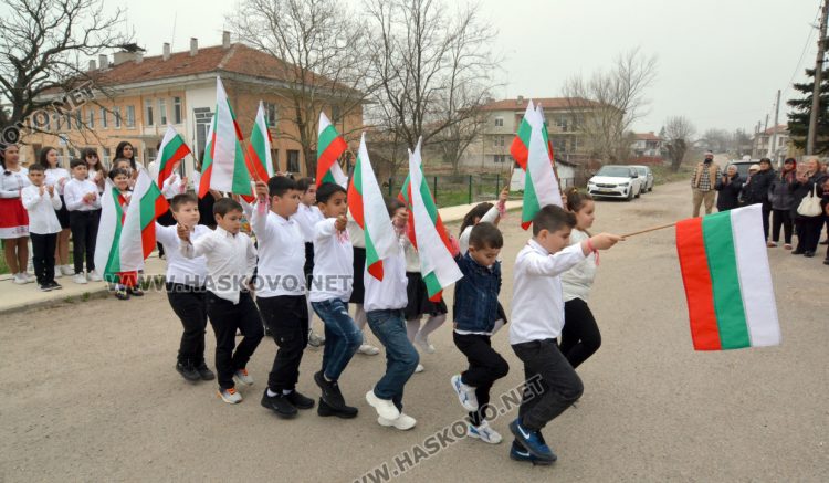 На 18-метра се вее трибагреникът в центъра на с.Конуш в навечерието на националния празник