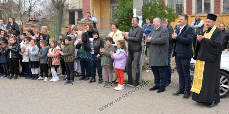 На 18-метра се вее трибагреникът в центъра на с.Конуш в навечерието на националния празник