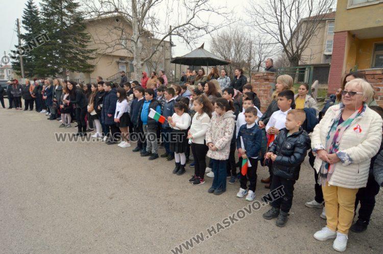 На 18-метра се вее трибагреникът в центъра на с.Конуш в навечерието на националния празник