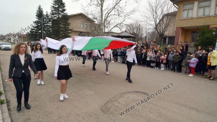 На 18-метра се вее трибагреникът в центъра на с.Конуш в навечерието на националния празник