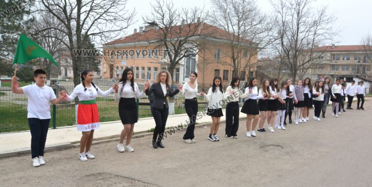 На 18-метра се вее трибагреникът в центъра на с.Конуш в навечерието на националния празник