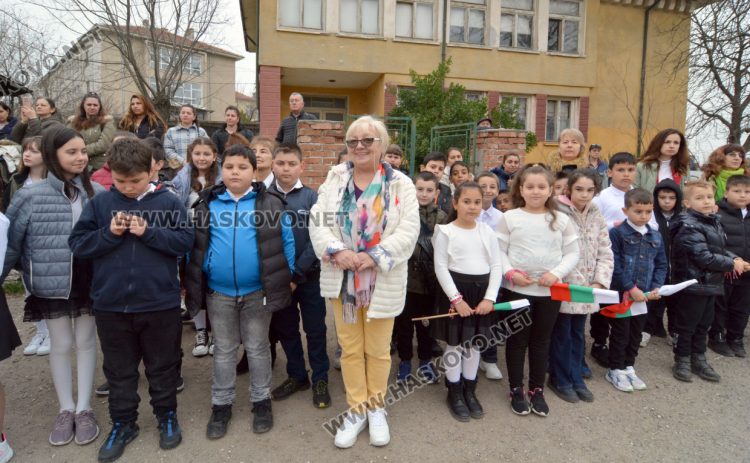 На 18-метра се вее трибагреникът в центъра на с.Конуш в навечерието на националния празник