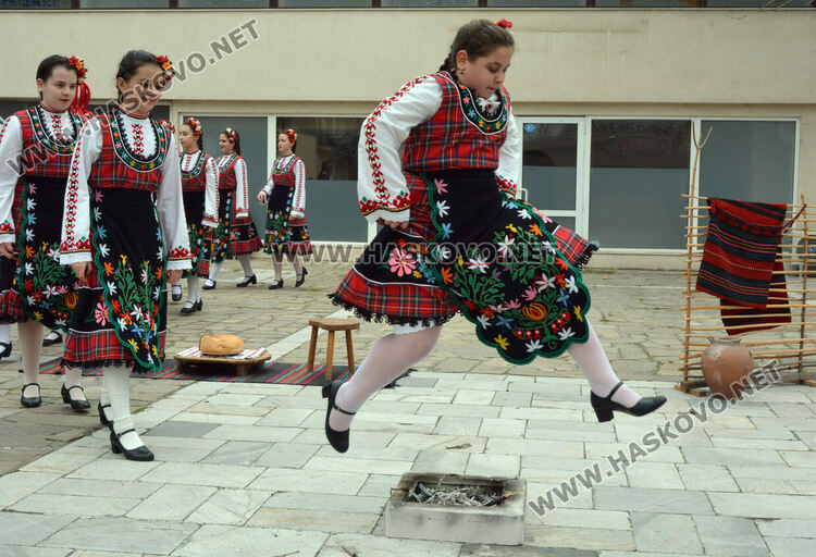 Ансамбъл „Южняче“ показа първомартенските традиции