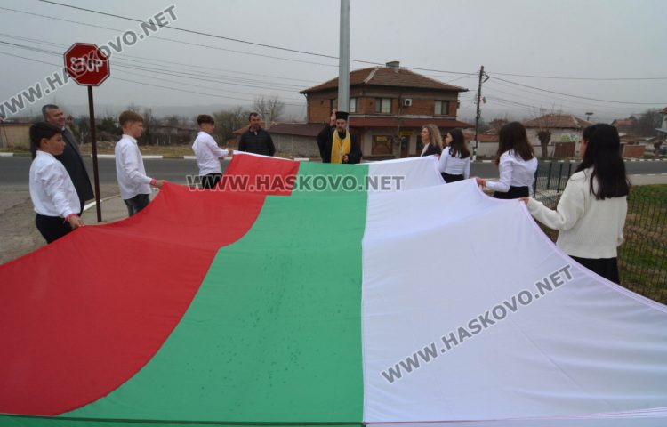 На 18-метра се вее трибагреникът в центъра на с.Конуш в навечерието на националния празник