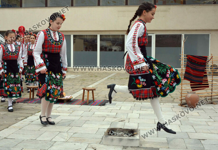 Ансамбъл „Южняче“ показа първомартенските традиции