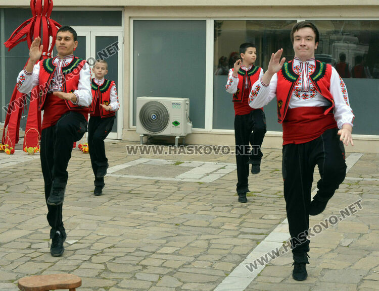 Ансамбъл „Южняче“ показа първомартенските традиции