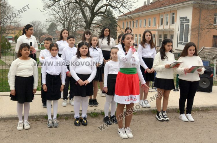 На 18-метра се вее трибагреникът в центъра на с.Конуш в навечерието на националния празник