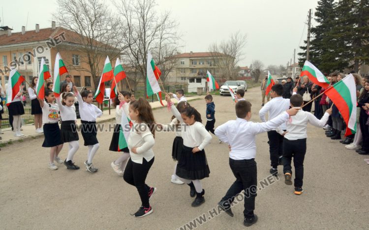 На 18-метра се вее трибагреникът в центъра на с.Конуш в навечерието на националния празник