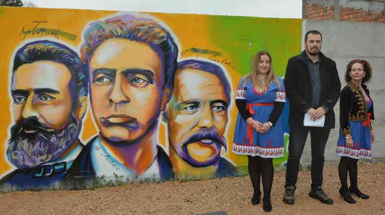 Ликовете на Левски, Ботев и Раковски посрещат възпитаниците на детската градина в Малево