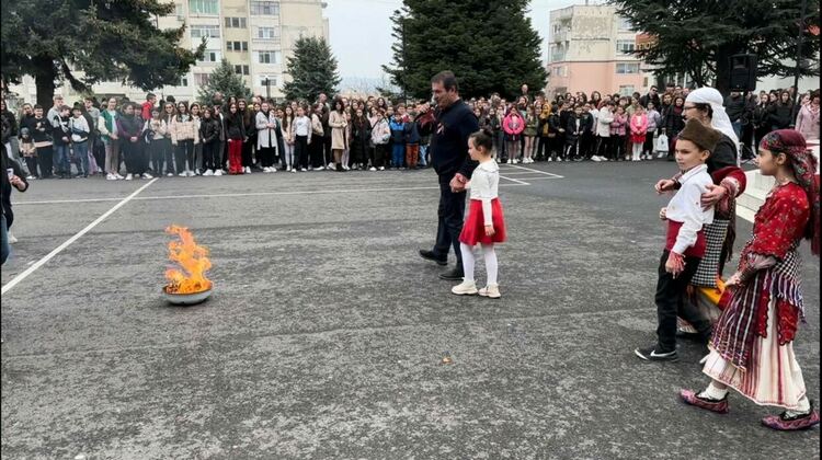 Баба Марта донесе в „Славейков“ радост, празник и гости