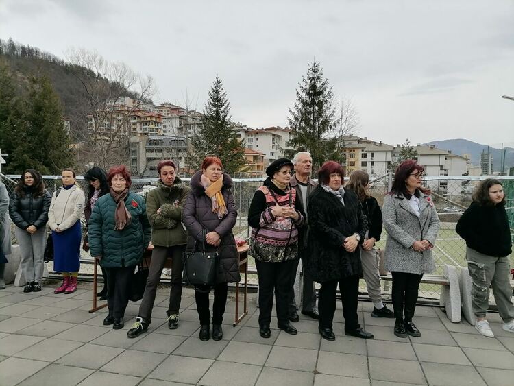 В Езиковата гимназия почетоха паметта на Златина Михайлова-Карова