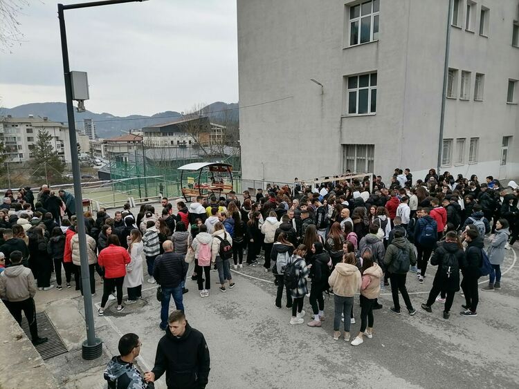 В Езиковата гимназия почетоха паметта на Златина Михайлова-Карова