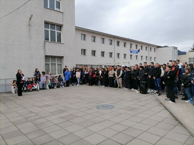 В Езиковата гимназия почетоха паметта на Златина Михайлова-Карова