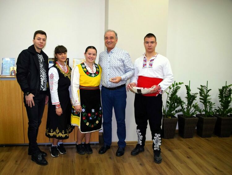 Пратеници на Баба Марта гостуваха на кмета на Асеновград 