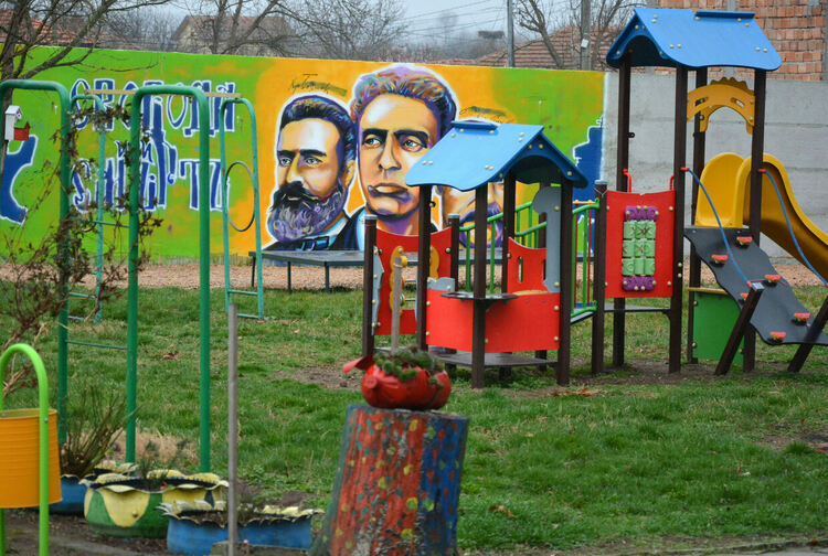 Ликовете на Левски, Ботев и Раковски посрещат възпитаниците на детската градина в Малево