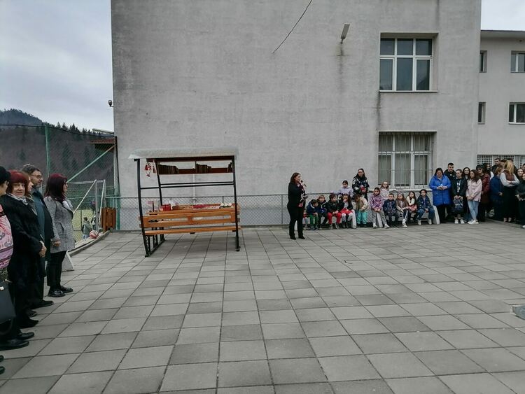 В Езиковата гимназия почетоха паметта на Златина Михайлова-Карова