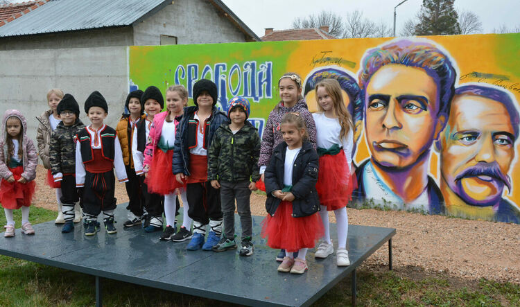 Ликовете на Левски, Ботев и Раковски посрещат възпитаниците на детската градина в Малево