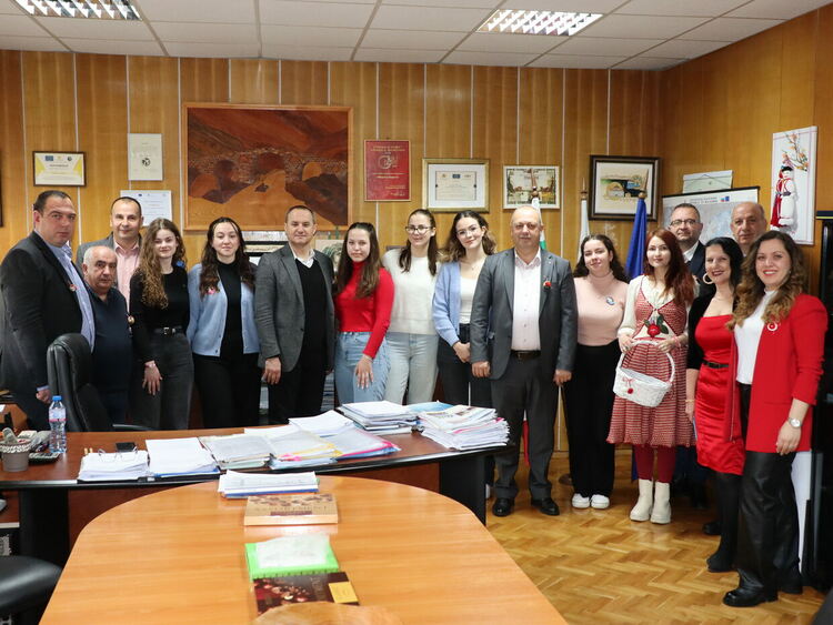 Ученици закичиха с мартеницикмета на Ардино Изет Шабан по повод  Баба Марта