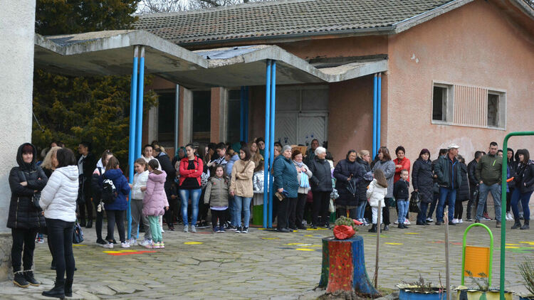 Ликовете на Левски, Ботев и Раковски посрещат възпитаниците на детската градина в Малево