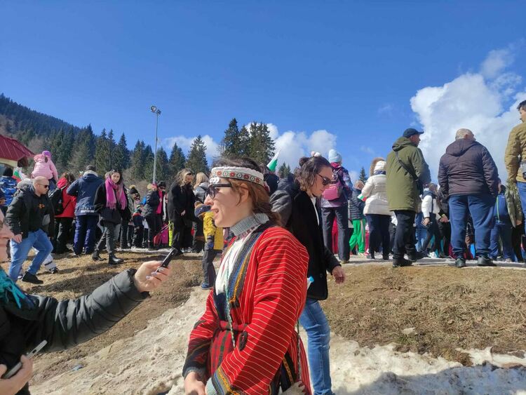 Хиляди се спуснаха по пистата в Пампорово с носии в чест на Националния празник 3 март /галерия/