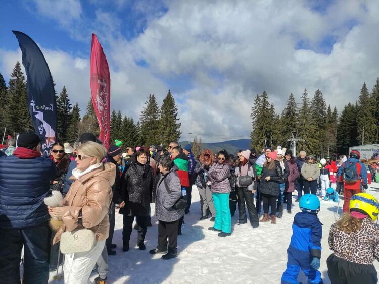 Хиляди се спуснаха по пистата в Пампорово с носии в чест на Националния празник 3 март /галерия/