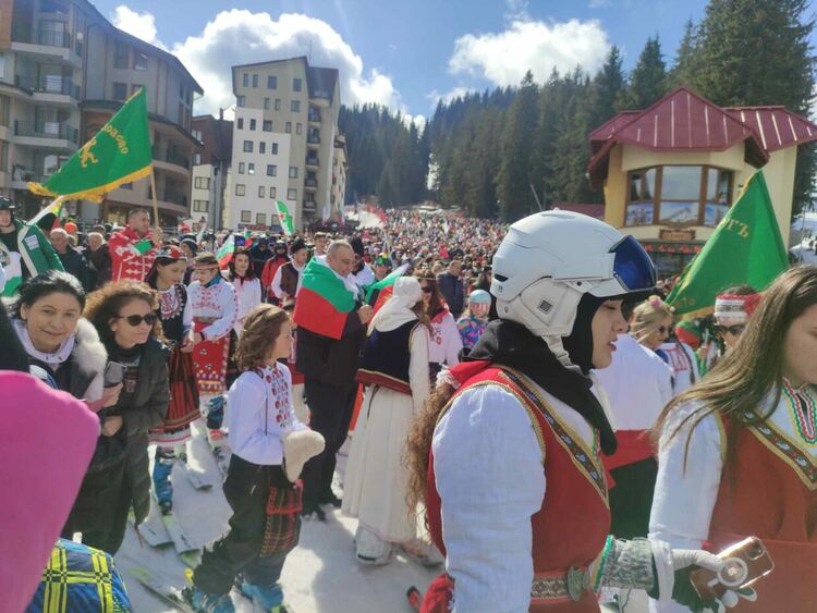 Хиляди се спуснаха по пистата в Пампорово с носии в чест на Националния празник 3 март /галерия/