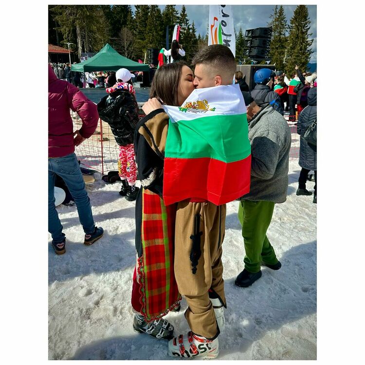 Смолянчанин предложи брак на любимата си навръх Националния празник