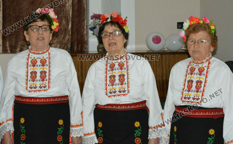 Фолклористи и деца солисти с концерт за 8-ми март в хасковско читалище