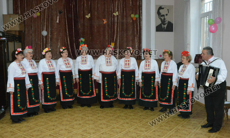 Фолклористи и деца солисти с концерт за 8-ми март в хасковско читалище
