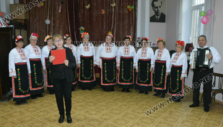 Фолклористи и деца солисти с концерт за 8-ми март в хасковско читалище