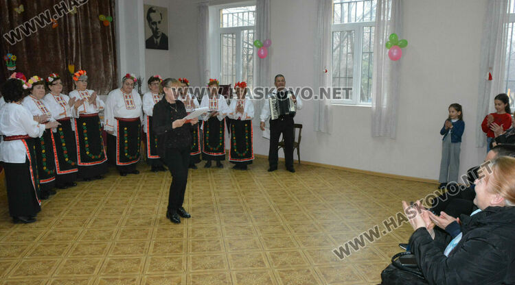 Фолклористи и деца солисти с концерт за 8-ми март в хасковско читалище